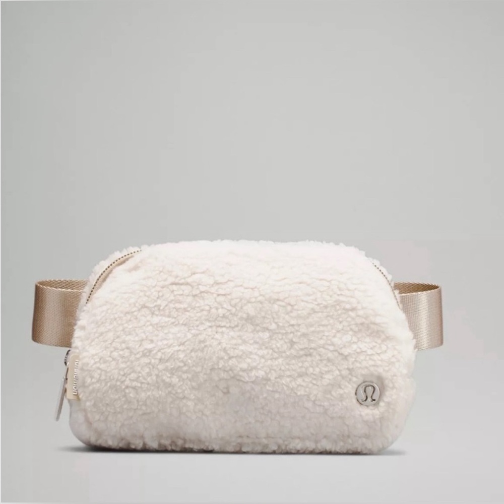 NWT Lululemon belt bag | White fleece